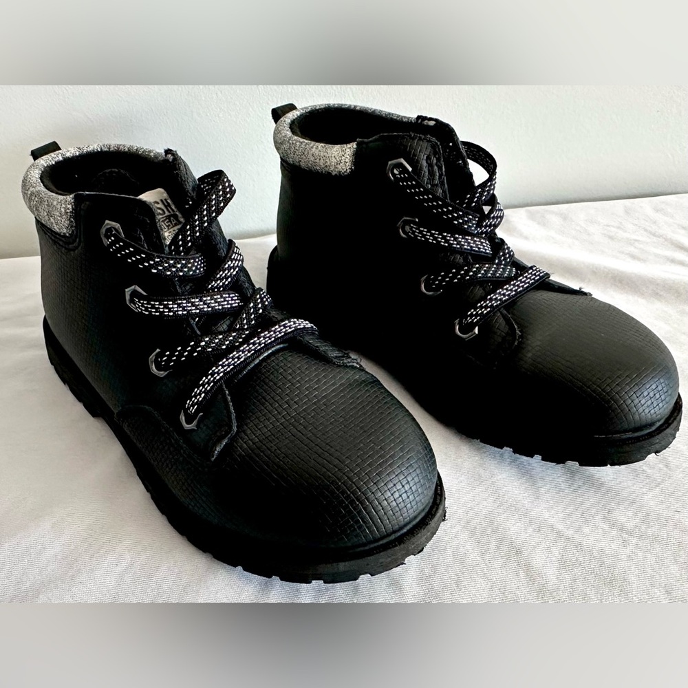 OshKosh B’gosh Toddler Boots Size 10 Black Slip-On Ankle Boots Textured
